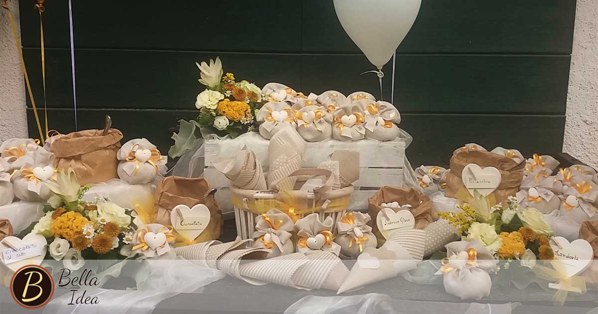 Bomboniere di diversi tipi disposte su un tavolo