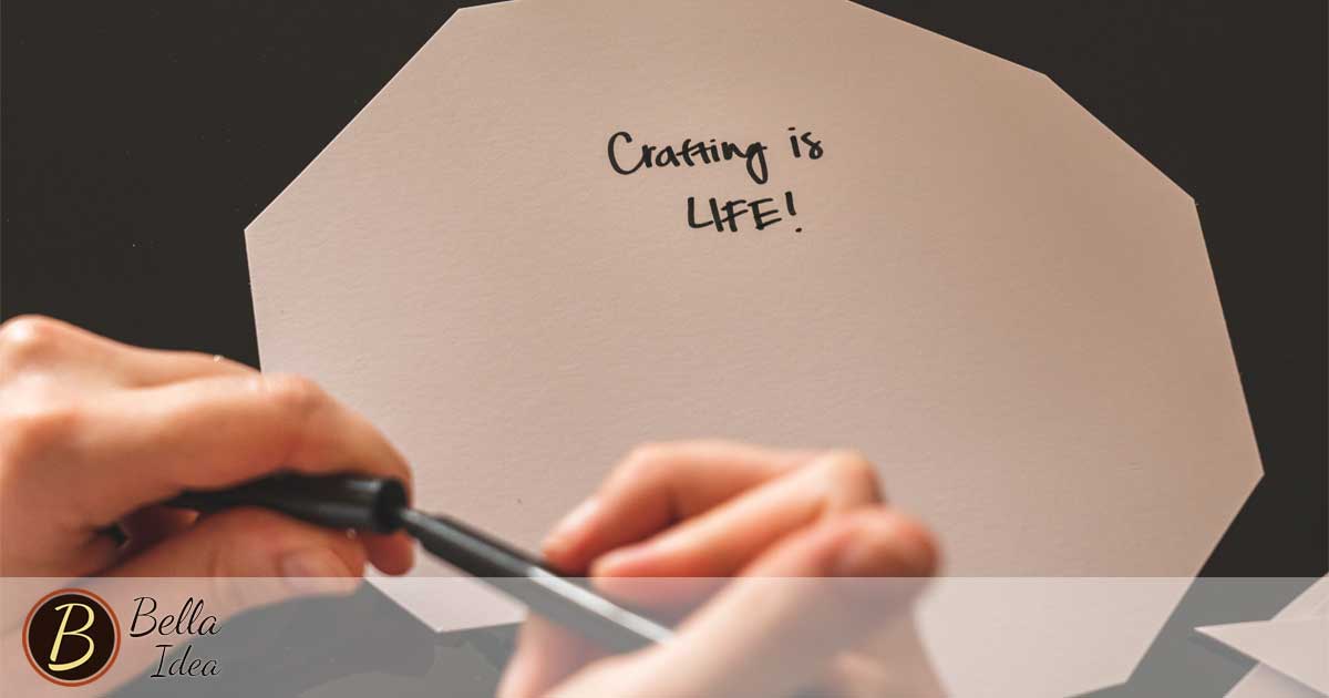 Scritta 'Crafting is life' con pennarello su carta poligonale