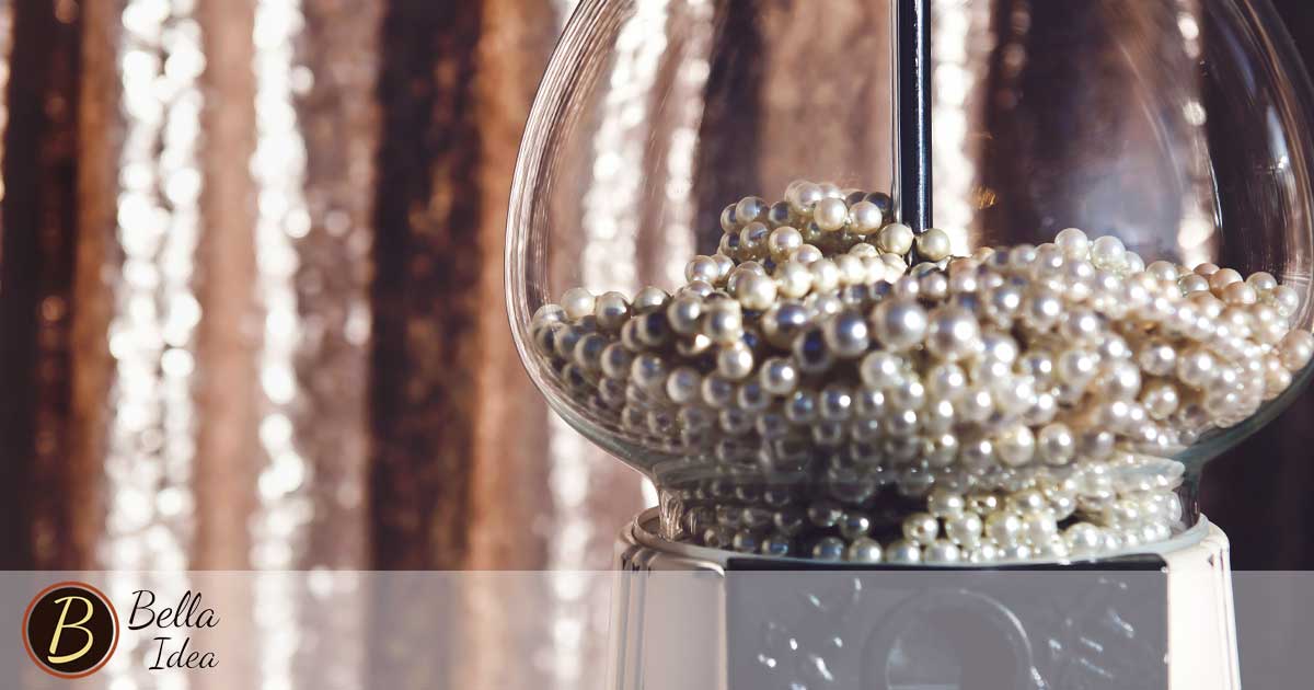 Contenitore in vetro con perle all'interno