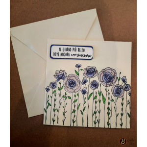 Biglietto quadrato color avorio con fiori blue e dedica "Il giorno più dello deve ancora cominciare "