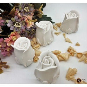 Quattro boccioli di rosa in gesso bianco d'appoggio
