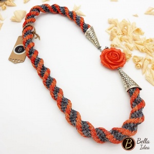 Collana intreccio di grossi fili grigio e arancione con grossa rosa