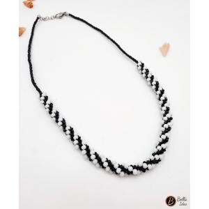 Collana a intreccio Kumihimo in perline di agata bianca e vetro nero