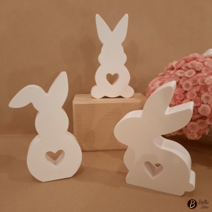 Tre conigli in gesso bianco da appoggio con cuoricino.