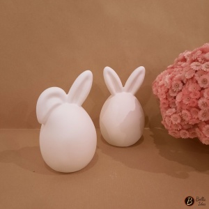  Coppia di uova decorative in gesso bianco con simpatiche orecchie.
