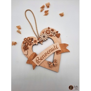 Cuore in legno da appendere con fiori e scritta benvenuti