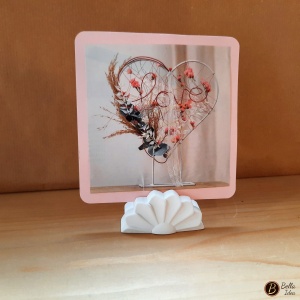 Piccolo fiore in gesso bianco con fessura adatta per fare da supporto a fotografie o biglietti