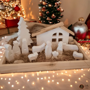 Vassoio in legno con presepe in gesso bianco con personaggi, capanna e albero