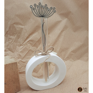 Profumatore in gesso bianco a forma ovale con provetta in vetro e bastoncini per diffusore e fiore decorativo in legno