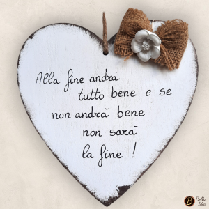 Targhetta in legno cuore con frase "Alla fine andrà tutto bene..."