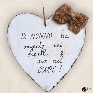Targhetta in legno a forma di cuore da appendere con "I Nonni hanno argento nei capelli e oro nel cuore"