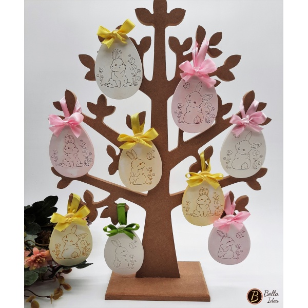 Albero in legno con appese uova in gesso con coniglietti