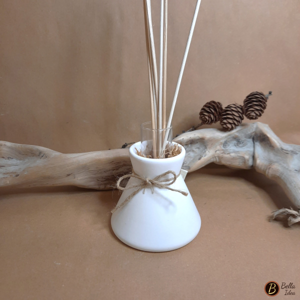 Profumatore in gesso bianco a forma di anfora con provetta in vetro e bastoncini per diffusore