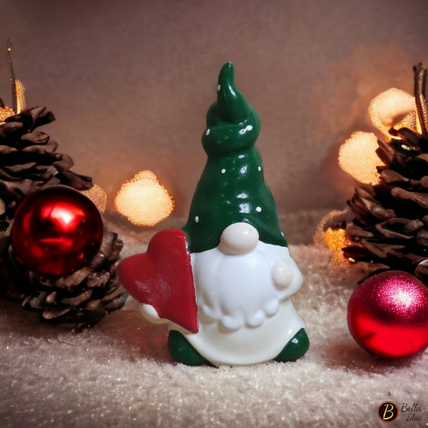 Gnomo in gesso con cuore verde e avorio (versione D)su sfondo natalizio