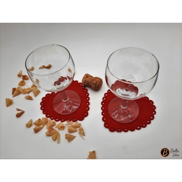 Coppia di sottobicchieri in feltro a forma di cuore rossi