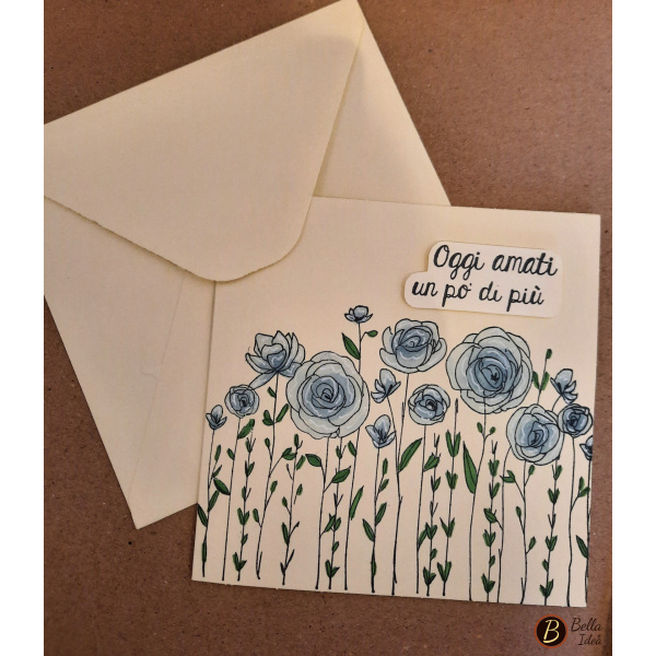 Biglietto quadrato color avorio con fiori blue e dedica "Oggi amati un pò di più"