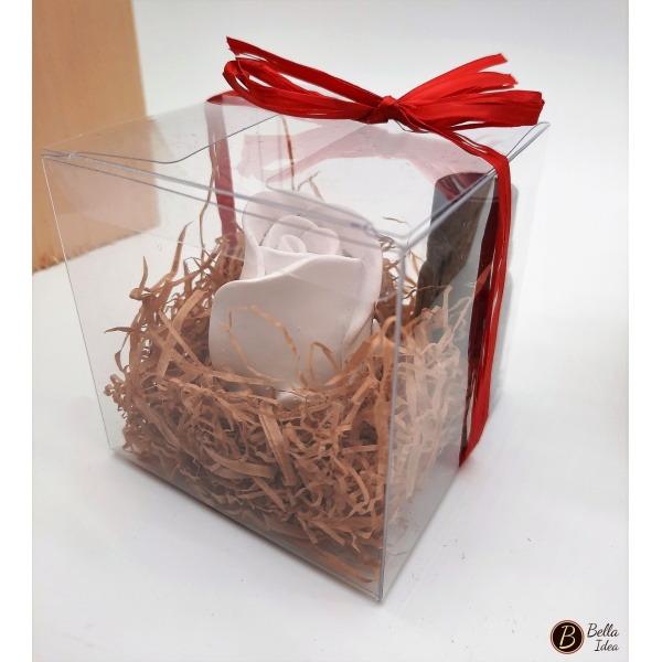 Bocciolo di rosa in gesso bianco confezionato in scatolina trasparente