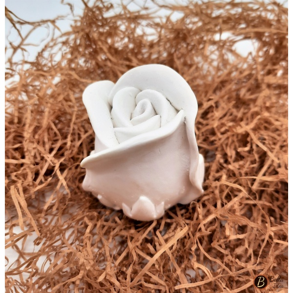 Bocciolo di rosa in gesso bianco d'appoggio