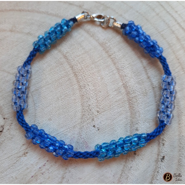 Braccialetto Kumihimo in perline in tre tonalità di azzurro mezzo cristallo.