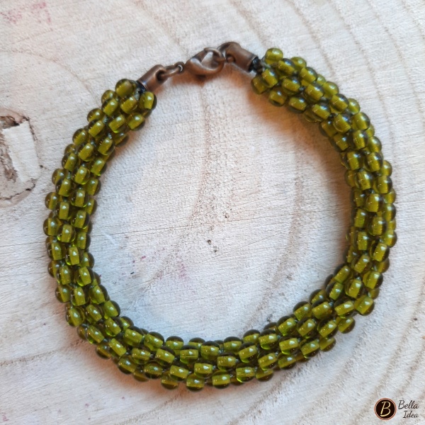 Braccialetto Kumihimo in perline verde oliva di vetro lumè  con moschettone ramato.