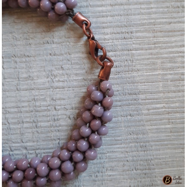 Dettaglio di braccialetto Kumihimo in perline lumè color glicine con chiusura in metallo ramato