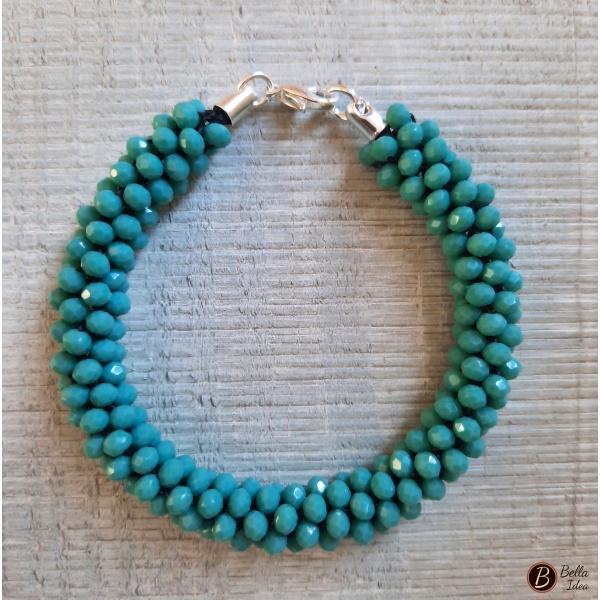 Braccialetto Kumihimo in perline turchese teal di vetro sfaccettato con chiusura argentata.