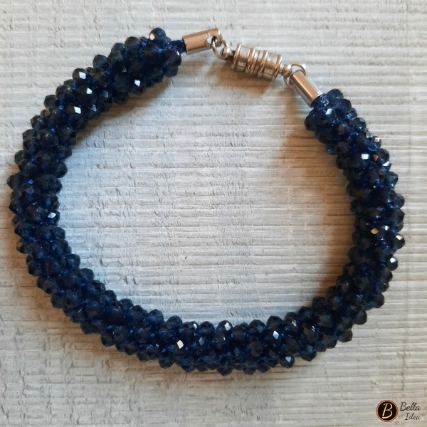 Braccialetto Kumihimo in perline blue navy in vetro sfaccettato con chiusura a calamita.