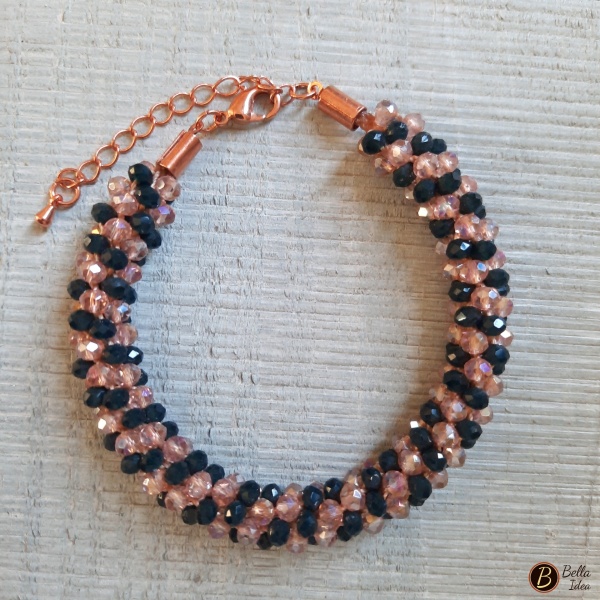 Braccialetto Kumihimo in perline blue e rosa di vetro sfaccettato con chiusura rosè.