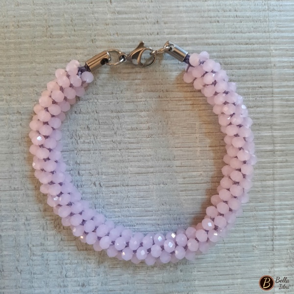 Braccialetto Kumihimo in perline rosa baby di vetro sfaccettato.