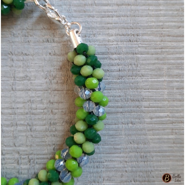 Dettaglio di braccialetto Kumihimo in perline mix verde di vetro sfaccettato con chiusura argentata