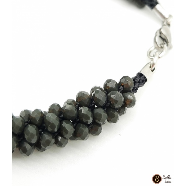 Dettaglio di braccialetto in perline grigie sfaccettate