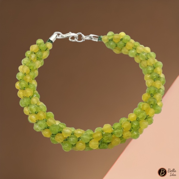 Bracciale con perline di agata gialle e verdi su sfondo rosa