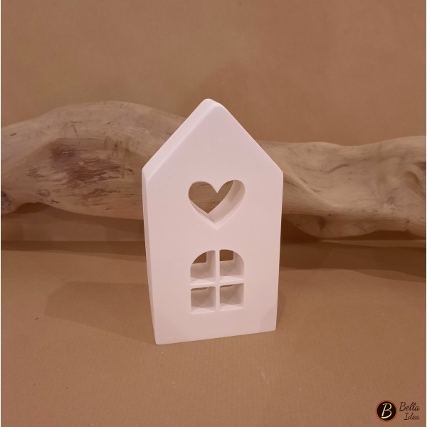 Casetta in gesso bianco con finestrelle e cuore modello B alta e stretta.