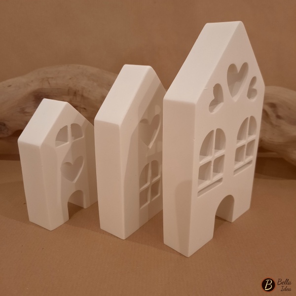 Tre casette da appoggio in gesso bianco con finestrelle e cuore viste di lato.