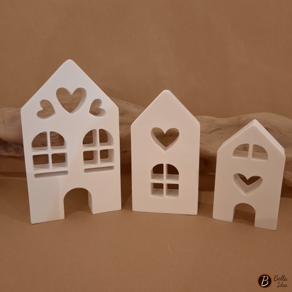 Tre casette da appoggio in gesso bianco con finestrelle e cuore.