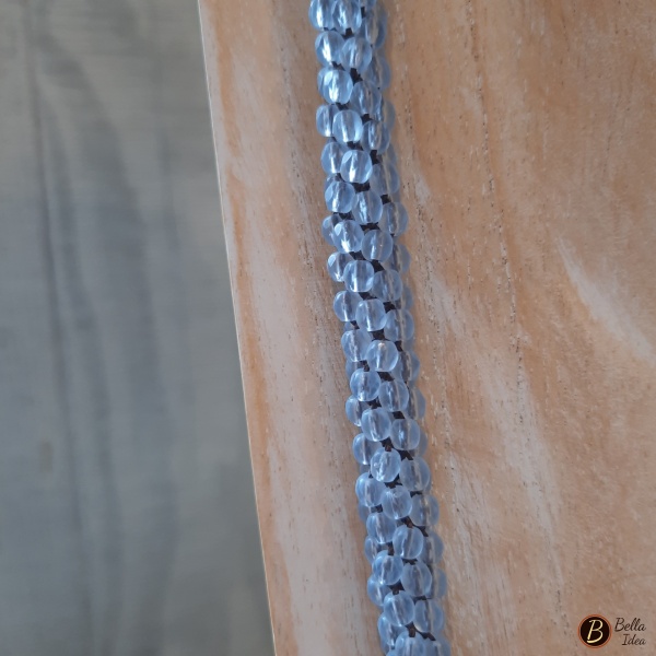Dettaglio di collana Kumihimo di perline vetro lume tutta celeste con chiusura acciaio.