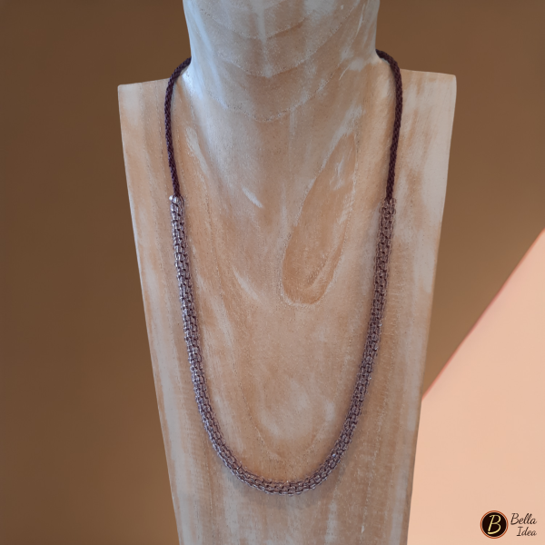 Collana Kumihimo in perline di mezzo cristallo color ametista con chiusura a moschettone argentato.