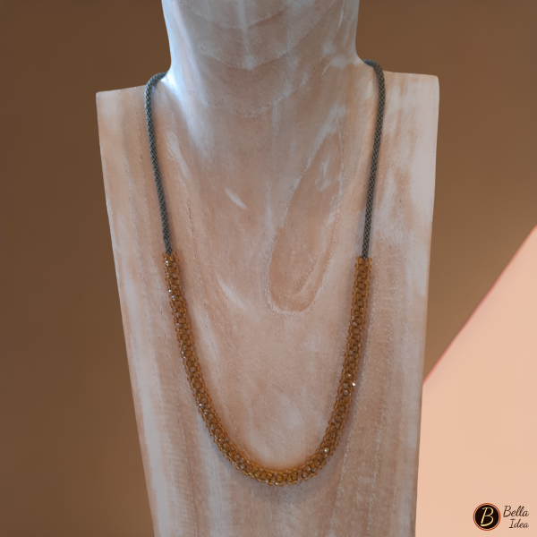 Collana Kumihimo in perline di mezzo cristallo giallo oro con chiusura dorata.