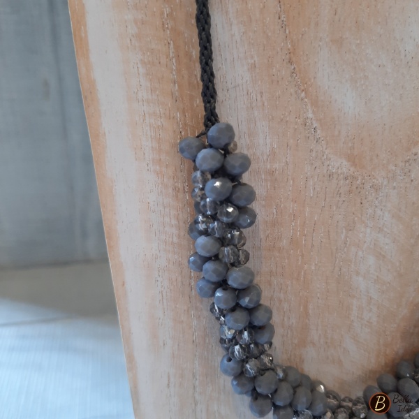 Dettaglio di collana Kumihimo in perline di vetro sfaccettato color grigio e argento