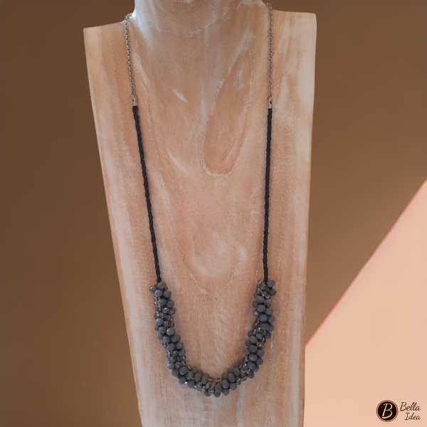 Collana Kumihimo in perline di vetro sfaccettato color grigio e argento.