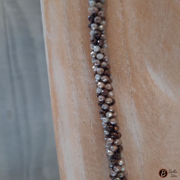 Dettaglio di collana Kumihimo in perline di vetro sfaccettato mignon mix marrone.