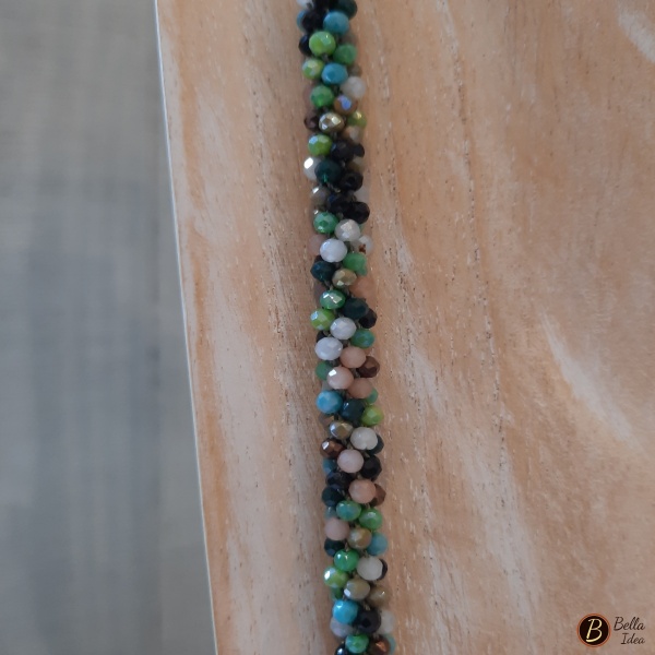 Dettaglio di collana Kumihimo in perline di vetro sfaccettato mix azzurro e verde mignon.