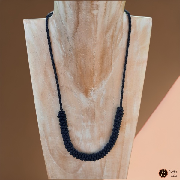 Collana Kumihimo in perline di vetro color nero opaco.