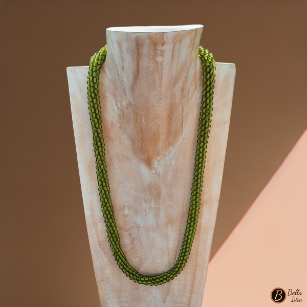 collana-total-verde-sfondo-rosa