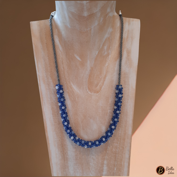 Collana Kumihimo in perline di vetro sfaccettato blue e celeste con chiusura argentata.