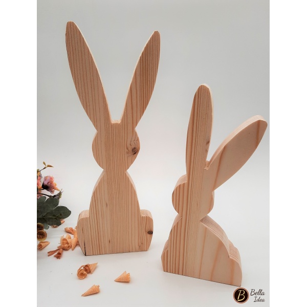 Due conigli con orecchie lunghe in legno naturale da appoggio visti davanti