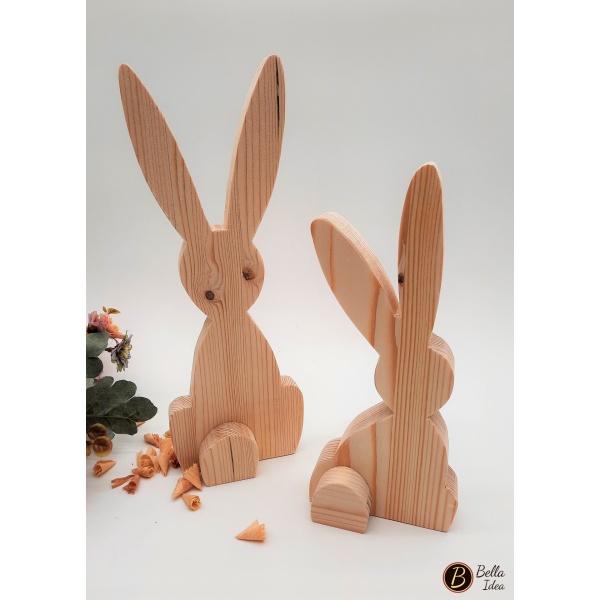 Due conigli in legno naturale con orecchie lunghe da appoggio visti dietro