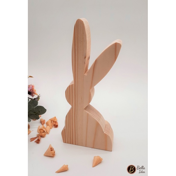 Coniglio in legno seduto con lunghe orecchie visto davanti