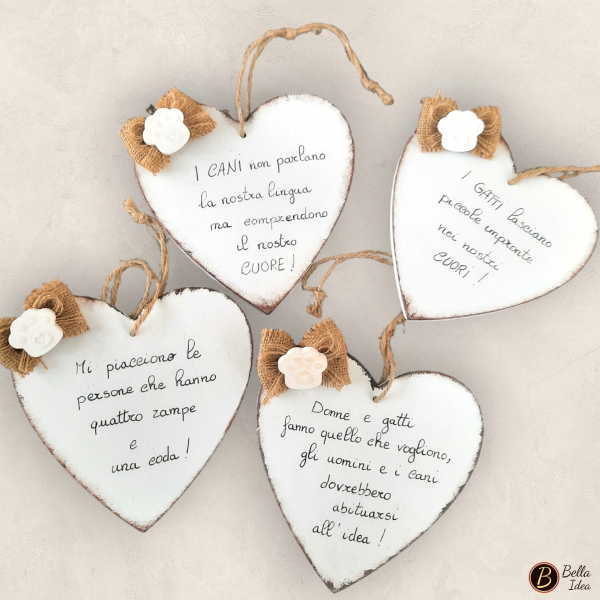 Targhette in legno a forma di cuore bianche da appendere con simpatiche frasi su i cani e i gatti e piccolo fiocco con gesso decorativo