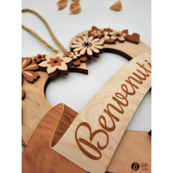  Dettaglio di cuore in legno da appendere con fiori e scritta benvenuti